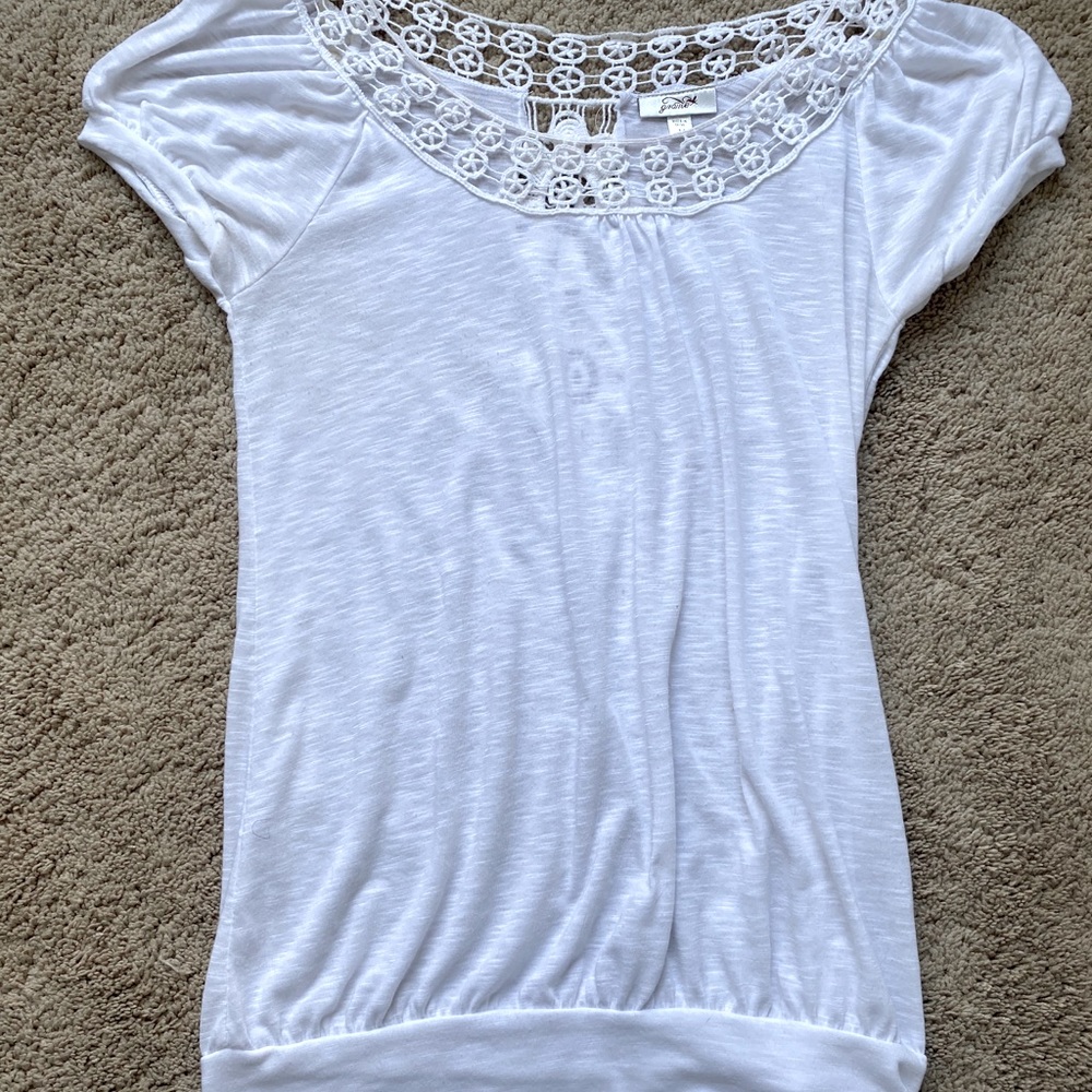 Detailed lace on neck and back short sleeve top